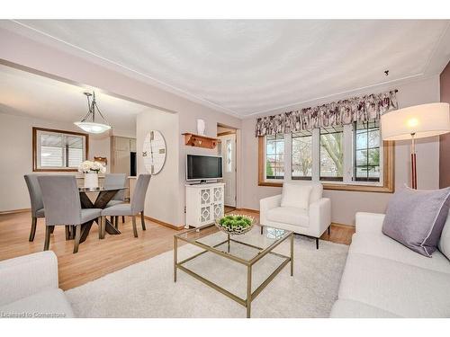 674 Highpoint Avenue, Waterloo, ON - Indoor Photo Showing Living Room