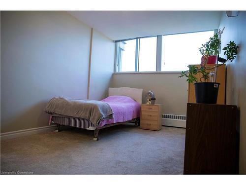 807-24 Midland Drive, Kitchener, ON - Indoor Photo Showing Bedroom