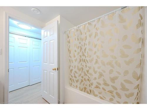 3D-50 Howe Drive, Kitchener, ON - Indoor Photo Showing Bathroom