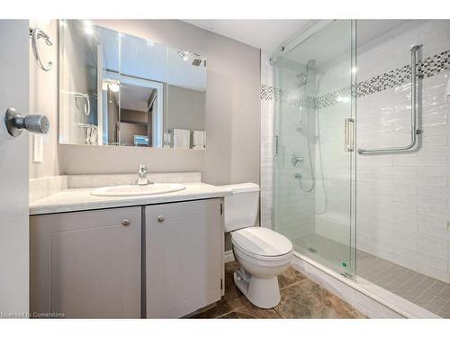 905-19 Woodlawn Road E, Guelph, ON - Indoor Photo Showing Bathroom