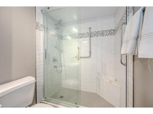 905-19 Woodlawn Road E, Guelph, ON - Indoor Photo Showing Bathroom