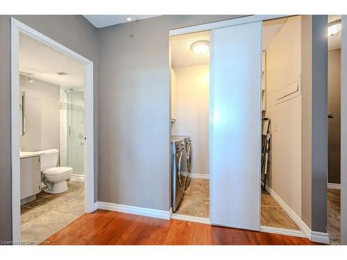 905-19 Woodlawn Road E, Guelph, ON - Indoor Photo Showing Bathroom