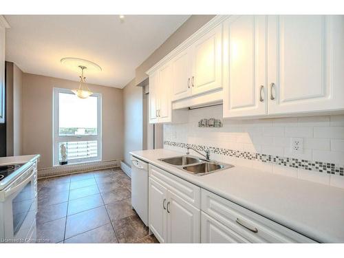 905-19 Woodlawn Road E, Guelph, ON - Indoor Photo Showing Kitchen With Double Sink