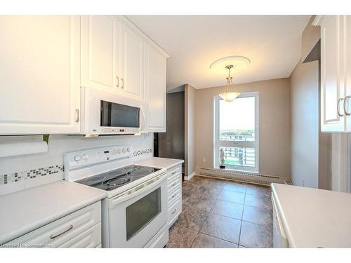 905-19 Woodlawn Road E, Guelph, ON - Indoor Photo Showing Kitchen