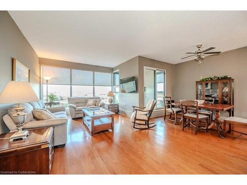 905-19 Woodlawn Road E, Guelph, ON - Indoor Photo Showing Living Room