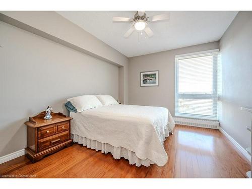 905-19 Woodlawn Road E, Guelph, ON - Indoor Photo Showing Bedroom