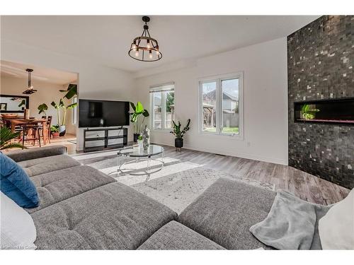 23 Treeview Drive, St. Jacobs, ON - Indoor Photo Showing Living Room