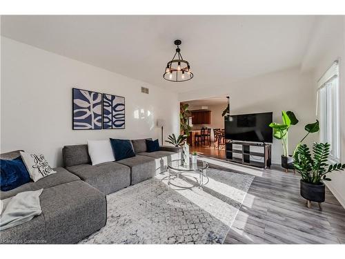 23 Treeview Drive, St. Jacobs, ON - Indoor Photo Showing Living Room