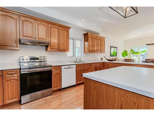 23 Treeview Drive, St. Jacobs, ON - Indoor Photo Showing Kitchen With Double Sink