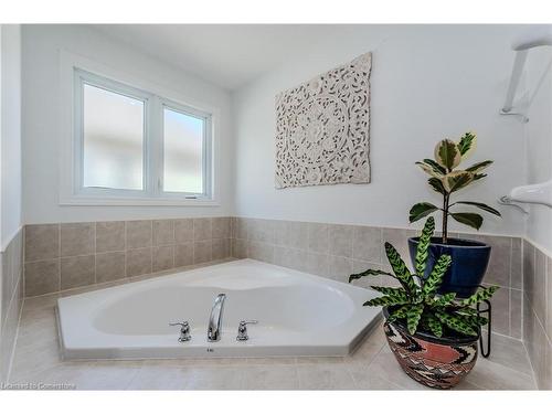 23 Treeview Drive, St. Jacobs, ON - Indoor Photo Showing Bathroom