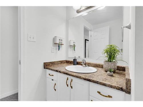 17B-50 Howe Drive, Kitchener, ON - Indoor Photo Showing Bathroom