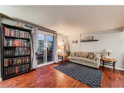 207 Northview Heights Drive, Cambridge, ON - Indoor Photo Showing Living Room