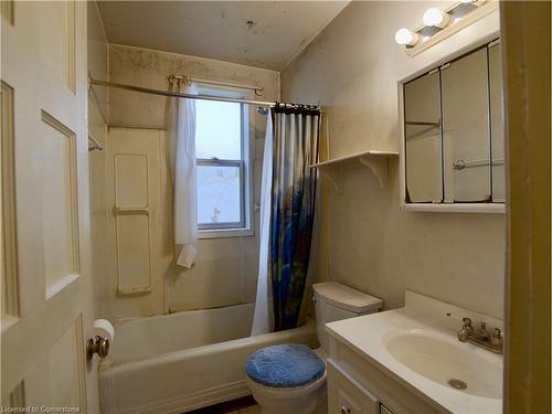 74 St Clair Avenue, Kitchener, ON - Indoor Photo Showing Bathroom