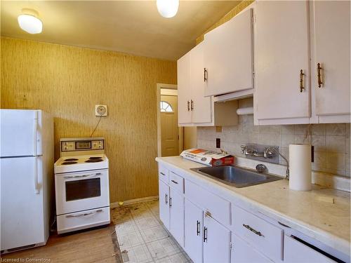 74 St Clair Avenue, Kitchener, ON - Indoor Photo Showing Kitchen