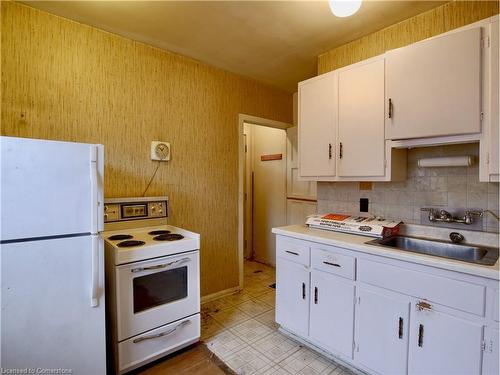 74 St Clair Avenue, Kitchener, ON - Indoor Photo Showing Kitchen