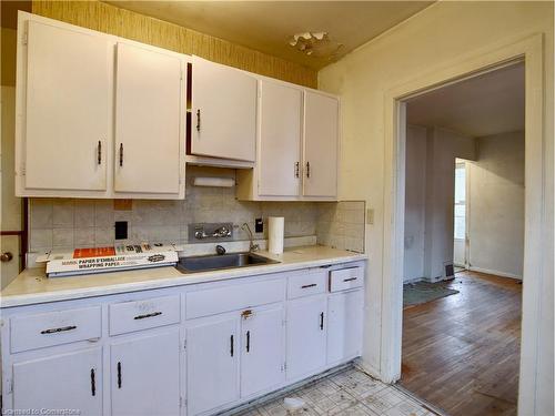 74 St Clair Avenue, Kitchener, ON - Indoor Photo Showing Kitchen