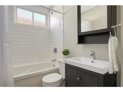 85 Park Avenue, Cambridge, ON - Indoor Photo Showing Bathroom