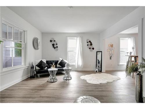 54 Elgin Street N, Cambridge, ON - Indoor Photo Showing Living Room