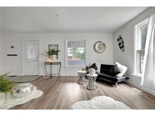 54 Elgin Street N, Cambridge, ON - Indoor Photo Showing Living Room