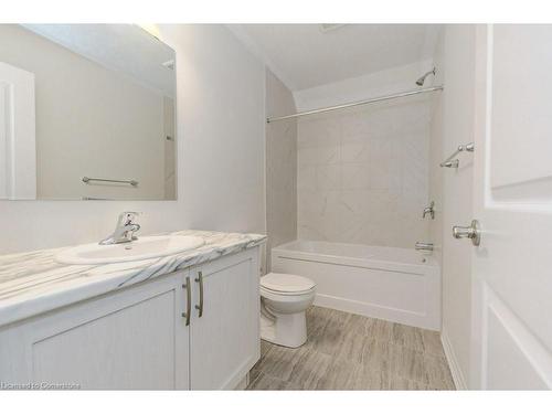 48C-25 Isherwood Avenue, Cambridge, ON - Indoor Photo Showing Bathroom