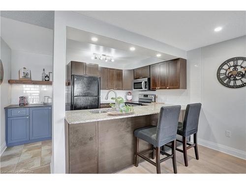 206-271 Eiwo Court, Waterloo, ON - Indoor Photo Showing Kitchen