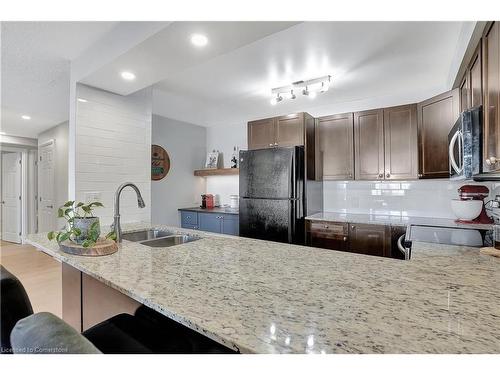 206-271 Eiwo Court, Waterloo, ON - Indoor Photo Showing Kitchen With Double Sink