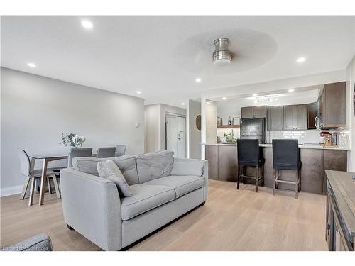 206-271 Eiwo Court, Waterloo, ON - Indoor Photo Showing Living Room