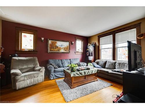 16 Dunbar Road N, Waterloo, ON - Indoor Photo Showing Living Room