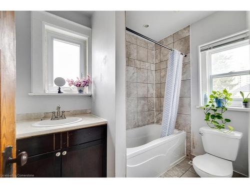 16 Dunbar Road N, Waterloo, ON - Indoor Photo Showing Bathroom