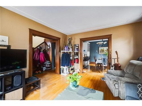 16 Dunbar Road N, Waterloo, ON - Indoor Photo Showing Living Room