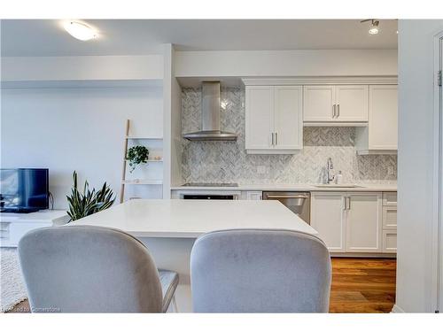 1104-155 Caroline Street S, Waterloo, ON - Indoor Photo Showing Kitchen With Upgraded Kitchen