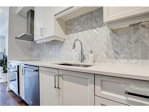 1104-155 Caroline Street S, Waterloo, ON - Indoor Photo Showing Kitchen