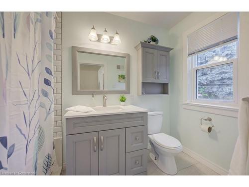 65 Sheldon Avenue N, Kitchener, ON - Indoor Photo Showing Bathroom