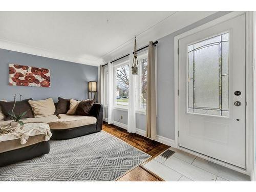 222 Mausser Avenue, Kitchener, ON - Indoor Photo Showing Living Room