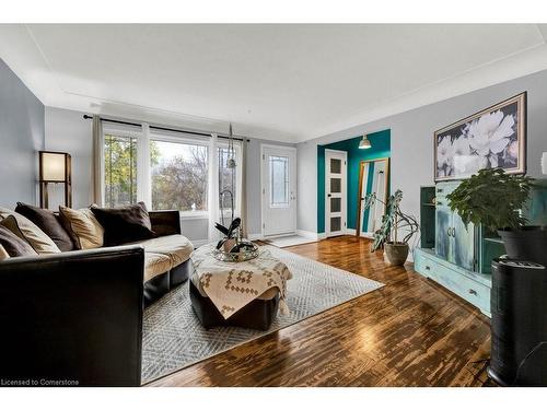 222 Mausser Avenue, Kitchener, ON - Indoor Photo Showing Living Room