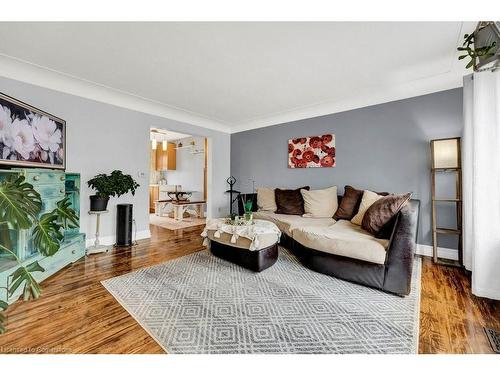 222 Mausser Avenue, Kitchener, ON - Indoor Photo Showing Living Room