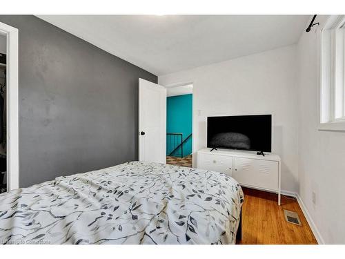 222 Mausser Avenue, Kitchener, ON - Indoor Photo Showing Bedroom