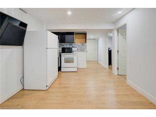 226 Wilderness Drive, Kitchener, ON - Indoor Photo Showing Kitchen