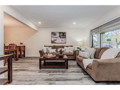 76 Charlotte Crescent, Kitchener, ON - Indoor Photo Showing Living Room