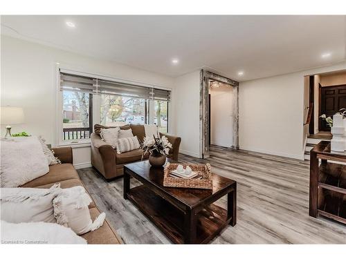 76 Charlotte Crescent, Kitchener, ON - Indoor Photo Showing Living Room