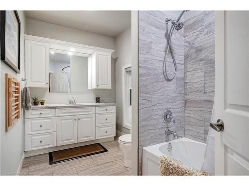 1059 Colborne Street East Street E, Brantford, ON - Indoor Photo Showing Bathroom