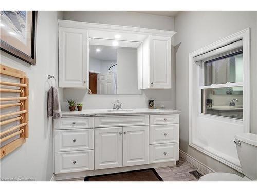 1059 Colborne Street East Street E, Brantford, ON - Indoor Photo Showing Bathroom