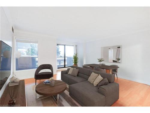 209-260 Sheldon Avenue N, Kitchener, ON - Indoor Photo Showing Living Room