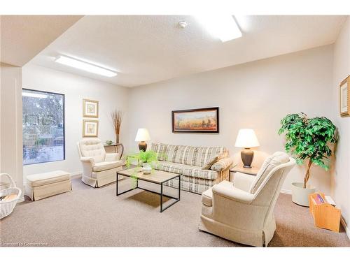 209-260 Sheldon Avenue N, Kitchener, ON - Indoor Photo Showing Living Room