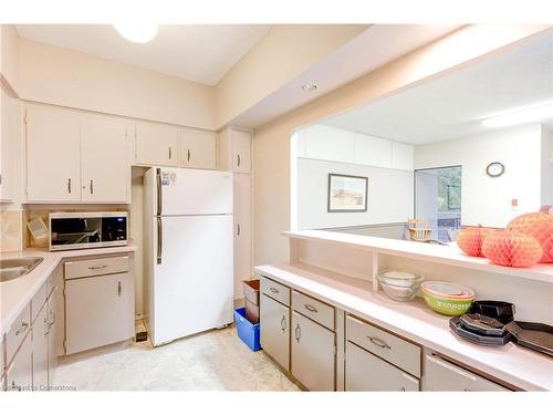 209-260 Sheldon Avenue N, Kitchener, ON - Indoor Photo Showing Kitchen