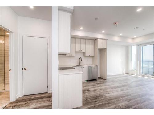 2901-15 Wellington Street S, Kitchener, ON - Indoor Photo Showing Kitchen