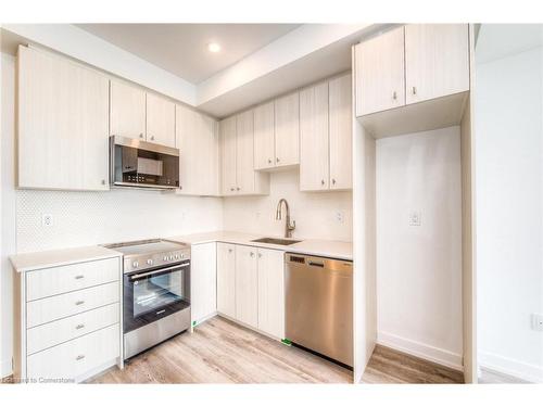 2901-15 Wellington Street S, Kitchener, ON - Indoor Photo Showing Kitchen