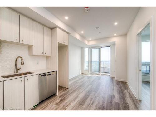 2901-15 Wellington Street S, Kitchener, ON - Indoor Photo Showing Kitchen