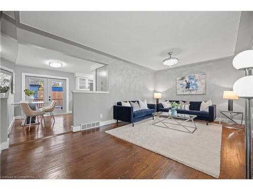 502 Manchester Road, Kitchener, ON - Indoor Photo Showing Living Room