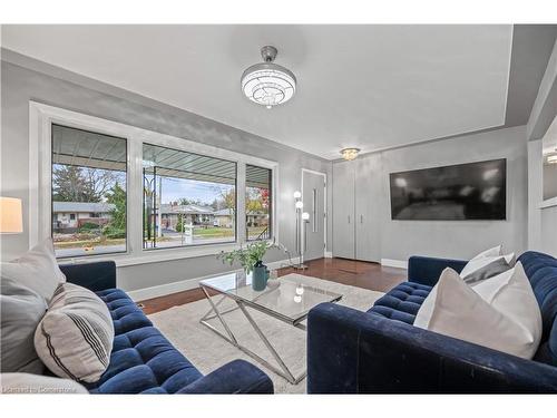 502 Manchester Road, Kitchener, ON - Indoor Photo Showing Living Room